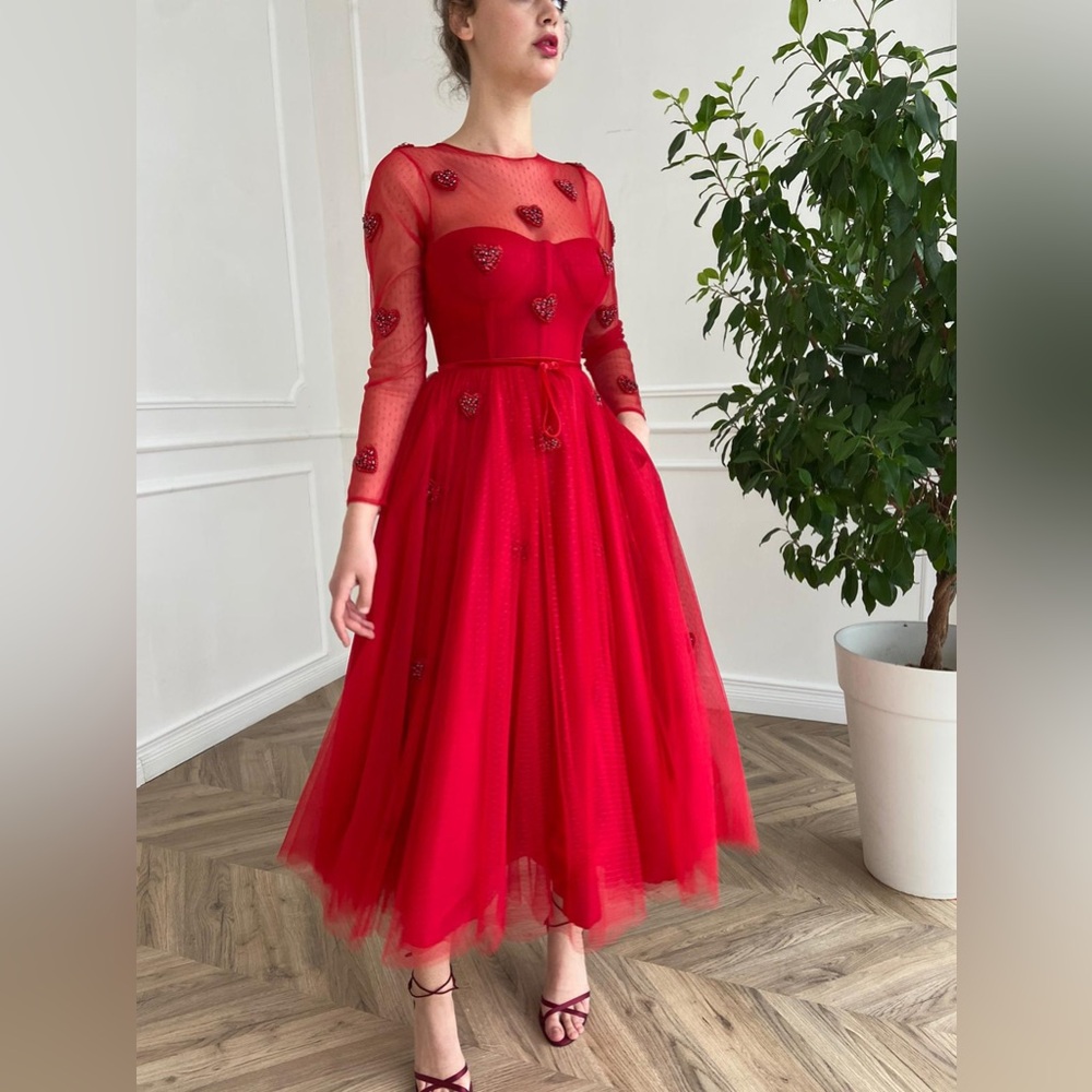 Teuta Matoshi Draped Heart Dress size 6 pristine condition
Beautiful red - Picture 3 of 16